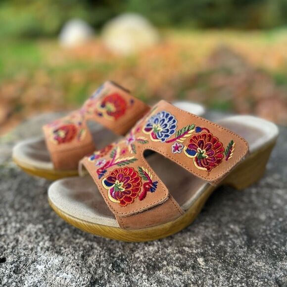 Algeria Embroidered Flowers Boho Style Wedge Sandals - Picture 1 of 11